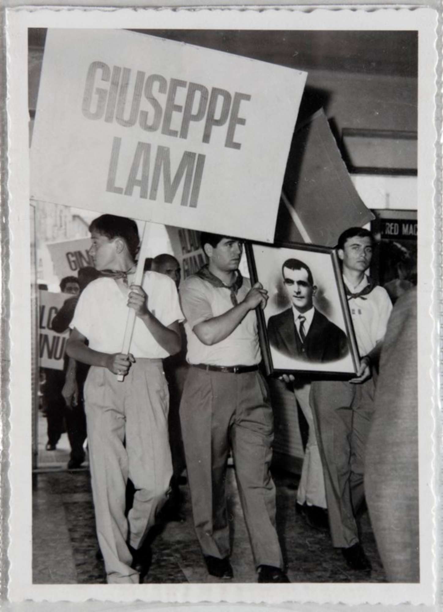 Poggibonsi, 18-19 luglio 1964, XX° anniversario della liberazione e conferimento ad Alcide Cervi della cittadinanza onoraria. Al corteo vengono portate le foto dei sette fratelli Cervi e cartelli con i nomi di partigiani della Resistenza toscana